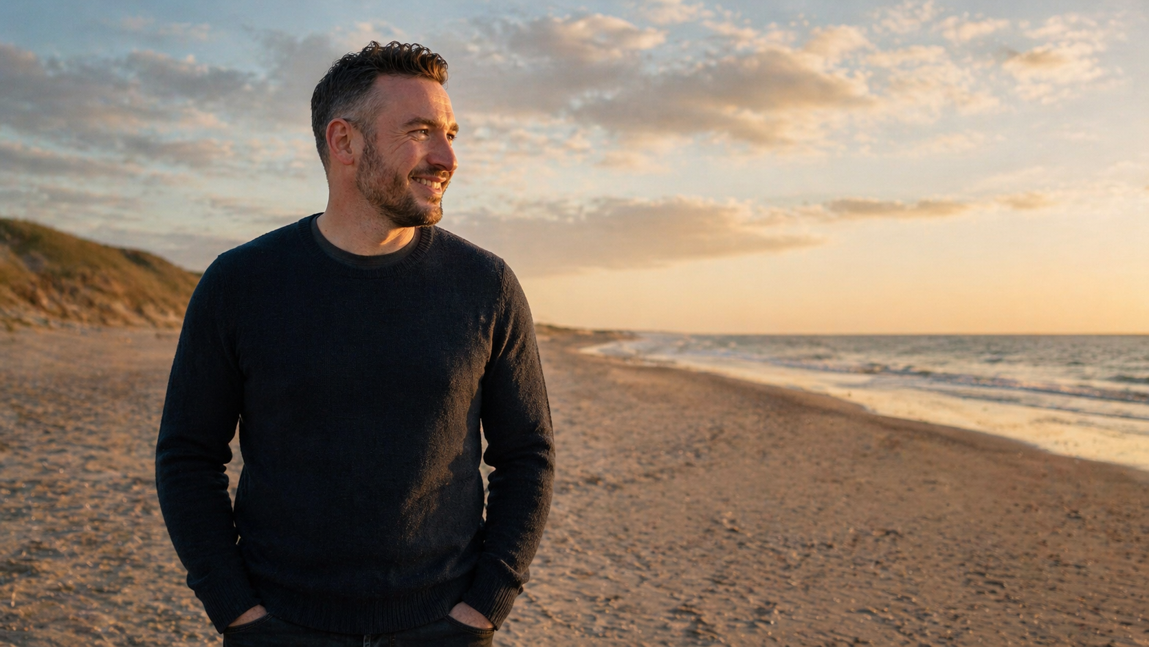 Thorsten Vellmerk am dänischen Nordseestrand mit Weitsicht